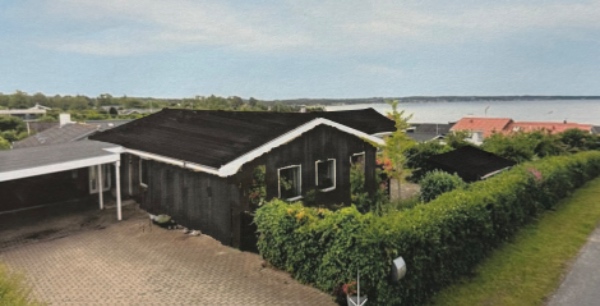 Skal have et murstenshus beklædt med Sort malet træ