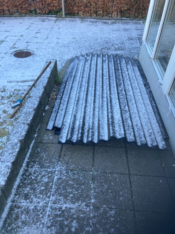 Pålægning af tag og bortskaffelse af byggeaffald