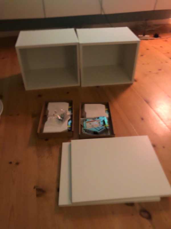 Jeg skal have monteret 4 beslag på 2 top skabe hvorefter der skal monteres en låge på .