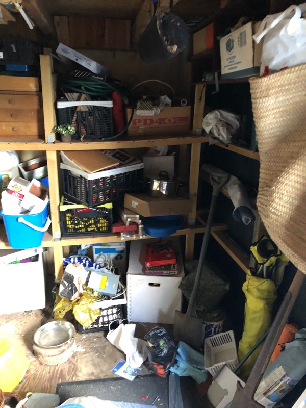 Skal have ryddet skur og trapperum for affald