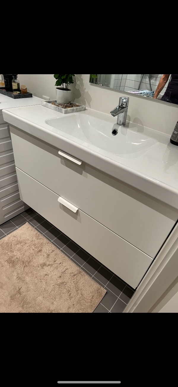 Samle og gammel håndvask ned, hænge badeværelses møbel inkl. håndvask op