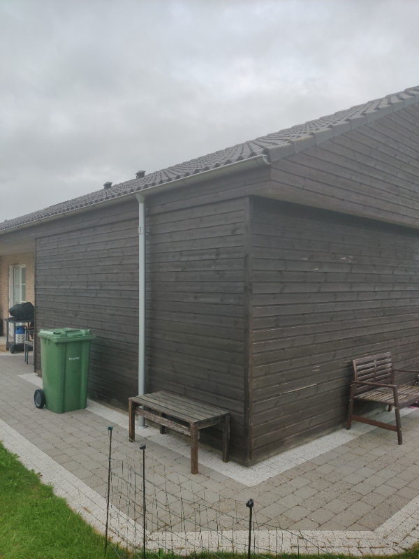 Udendørs trægavl skal males.