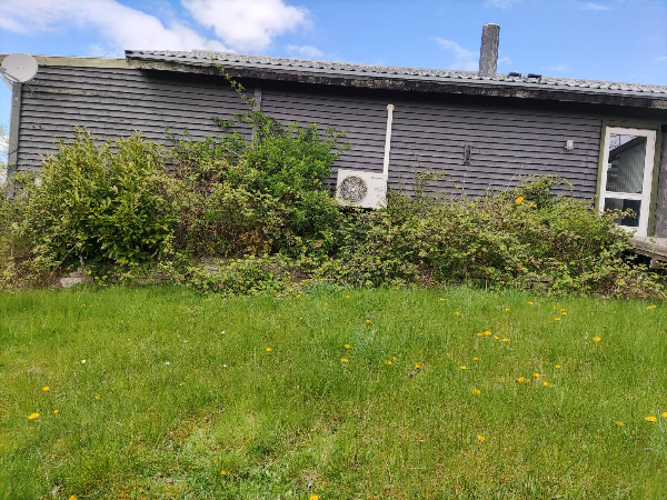 graves ud til parkeringsplads og ryddet højbed