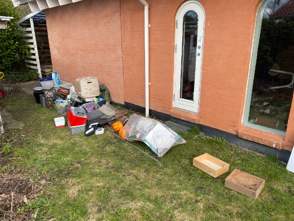 Bortkørsel fra skur og lidt have