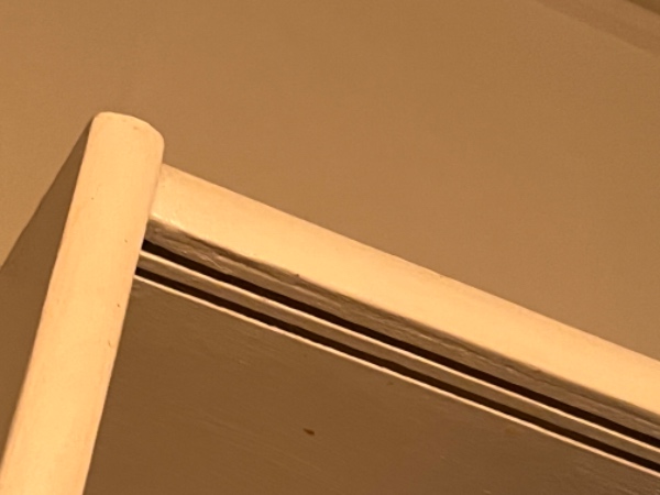 Fjernet en plade foran en ventilation højt på væggen