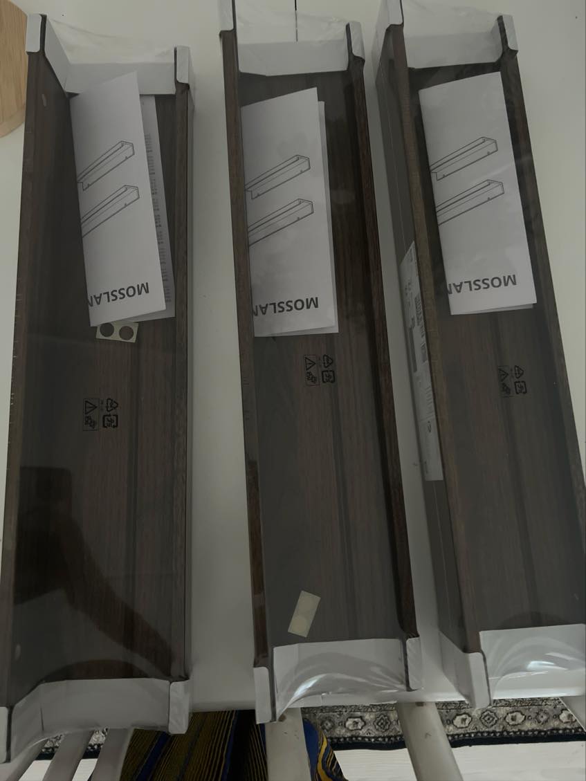 Hængt 3 mindre reoler op på væggen.