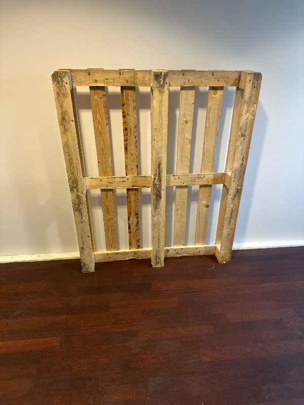 Fjernelse af en del pap, affald og en palle