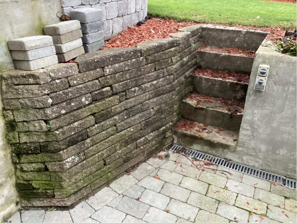 Etablering af støttemur og trappe