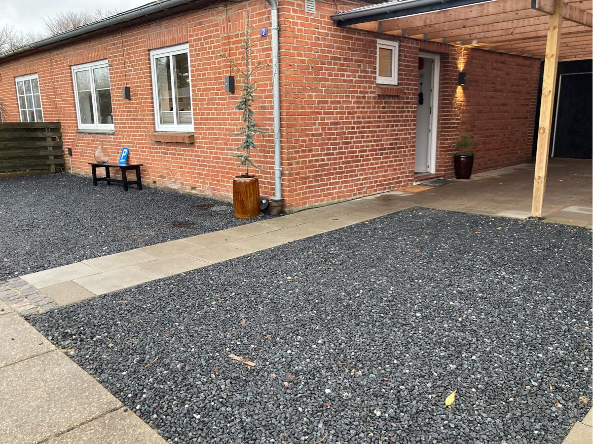 Fugning af 2 vinduer . 1 lille vindue og 1  dør