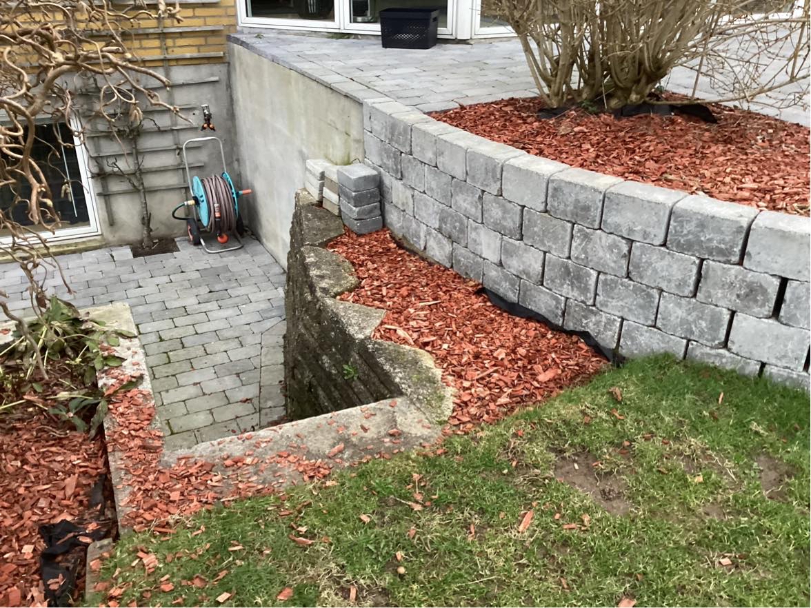 Etablering af støttemur og trappe