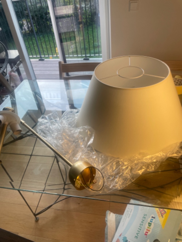 To loftslamper op og et stort spejl på væggen.