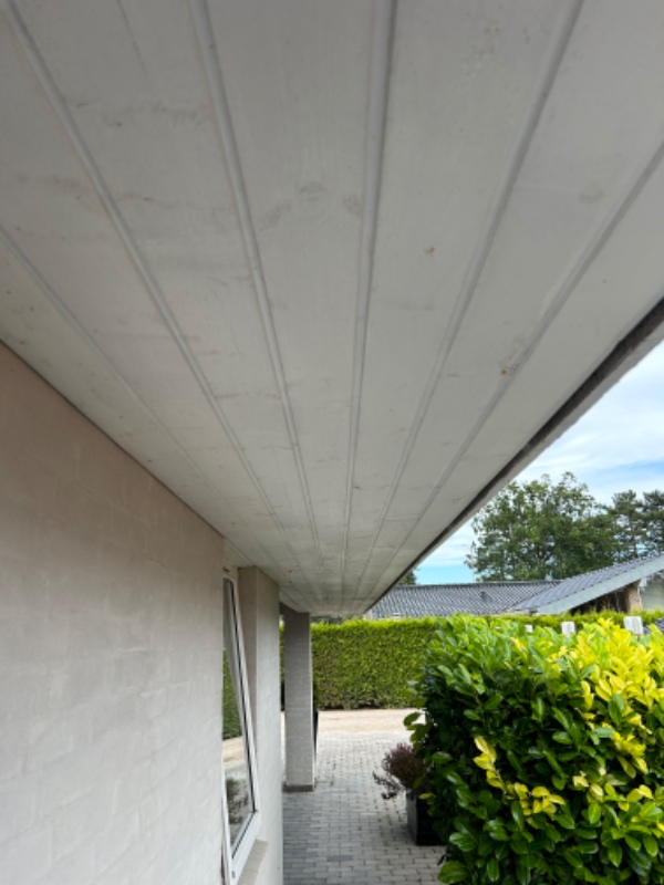 Maling af udhæng og garageloft på 150kvm hus, har Flügger maling, pensler og ruller.