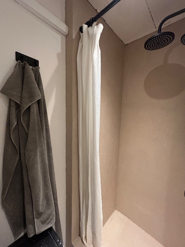 Fuge af bordplade, brusekabine samt en enkelt dør