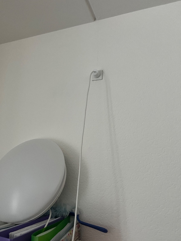 To lamper opsættes i beton loft og lamper indstilles led lamper