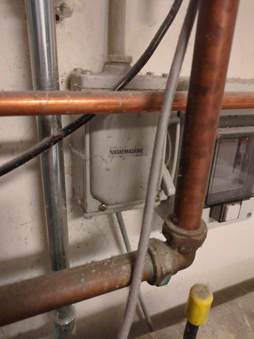 Frakobling af vaskemaskine og nyt stik.