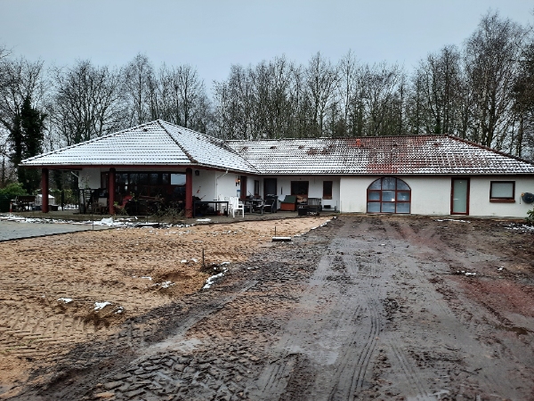 Husmur males udvendigt med hvid Skalcem el.lign. Træværk males med rød træmaling, oliebasis.