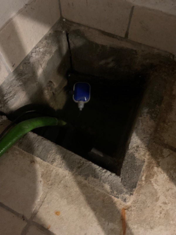 Hul i kældergulv til grundvandspumpe