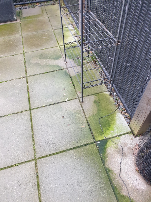 Rensning af fliser på terrasse til sommer..