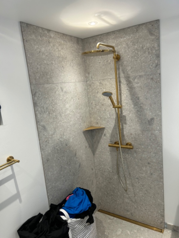 Glasbrusevæg med messingdetaljer