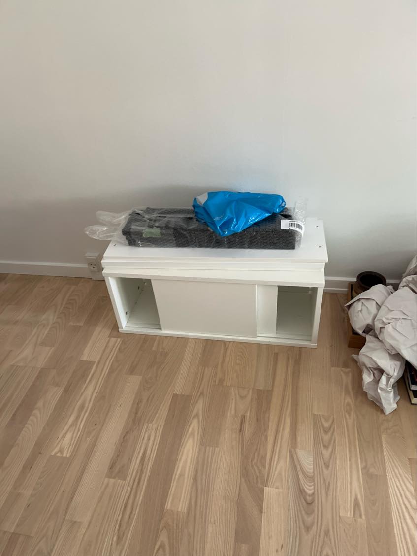 Ophæng af to reoler, 55” tv op på væg, tv bord op på væg