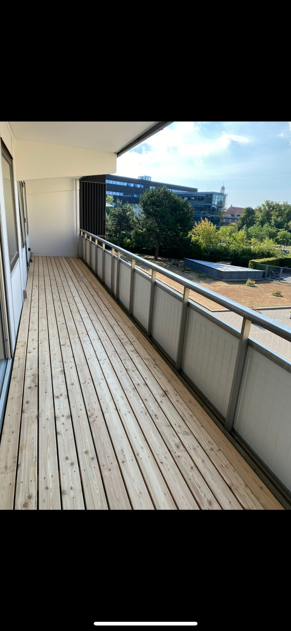 vasket/renset en altan på ca. 12 kvm. med træ gulv.