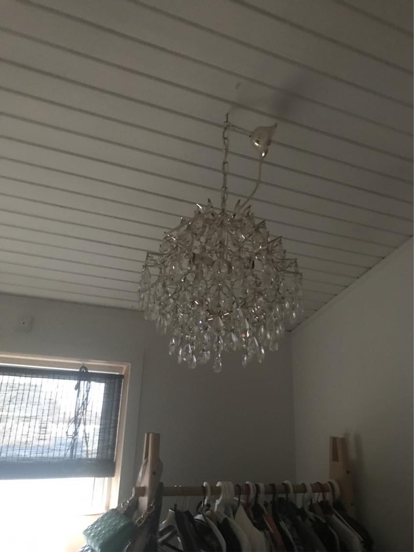 Lampe skal hænges op i køkkenloft