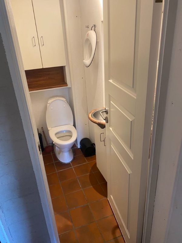 Lille toilet - installere skab og vask + male