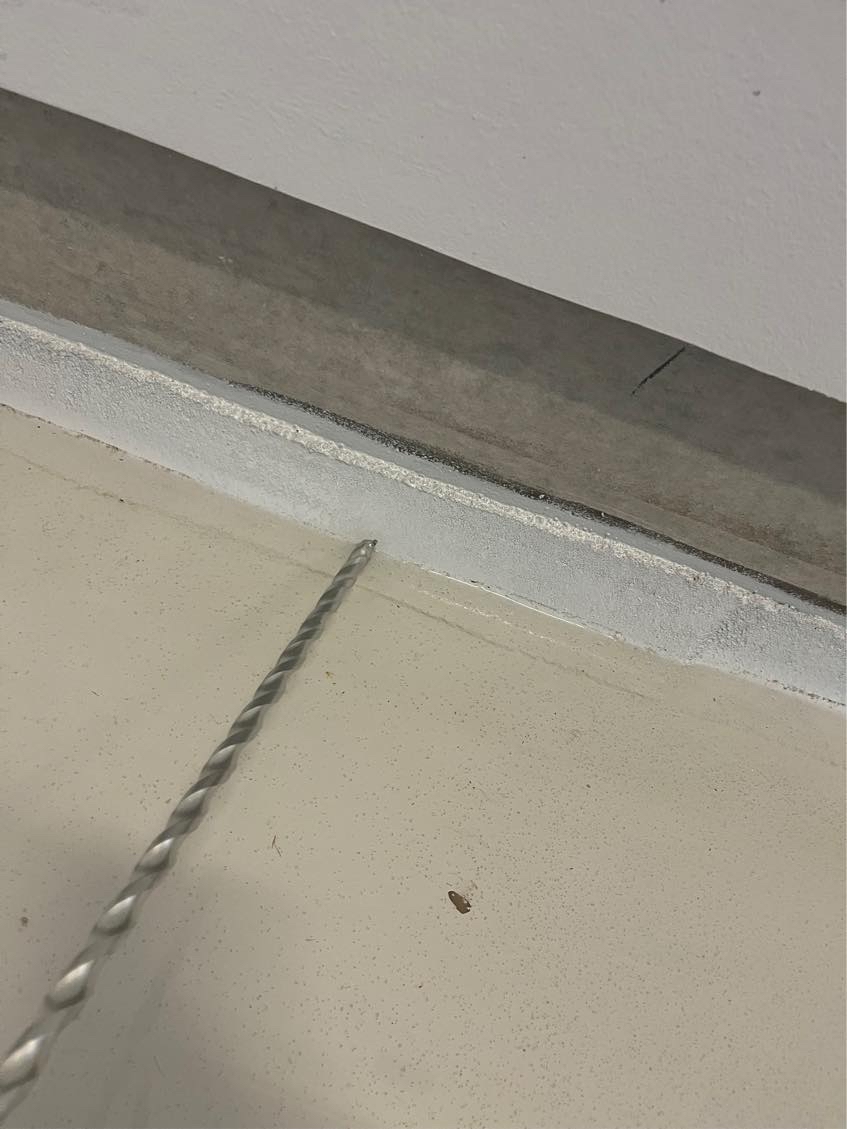 Bore 5 huller i garagemur