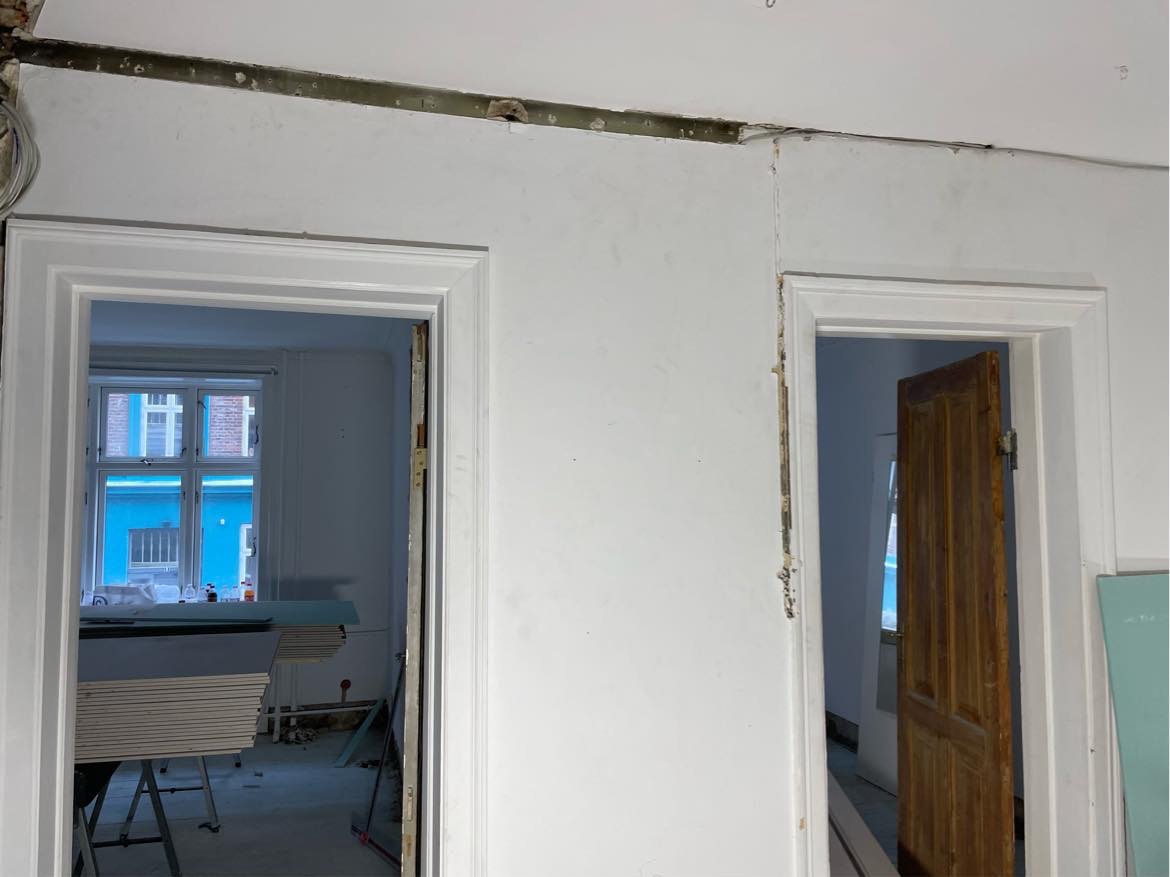 Spartling af 8 vægge samt loft på badeværelse og loft i stue/køkken.