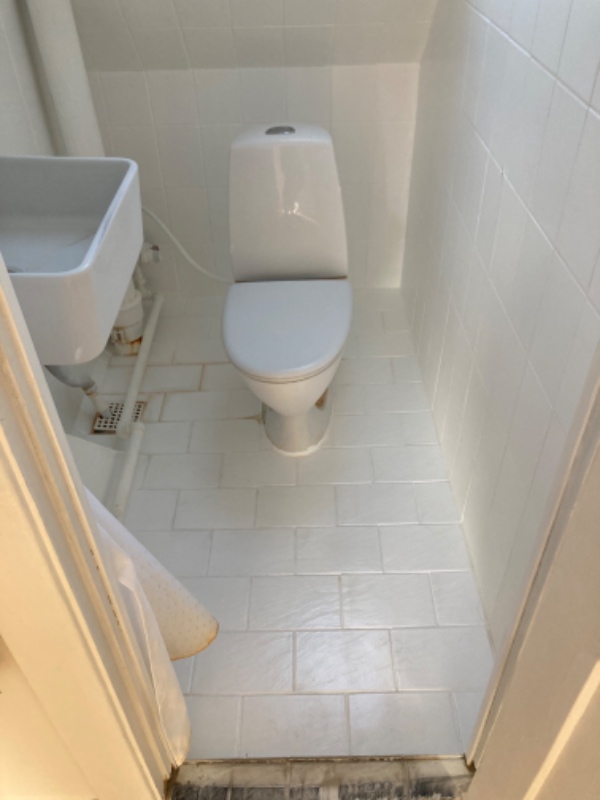 Montering af håndvask (monteres direkte i væggen) toilet og armatur (i væggen)