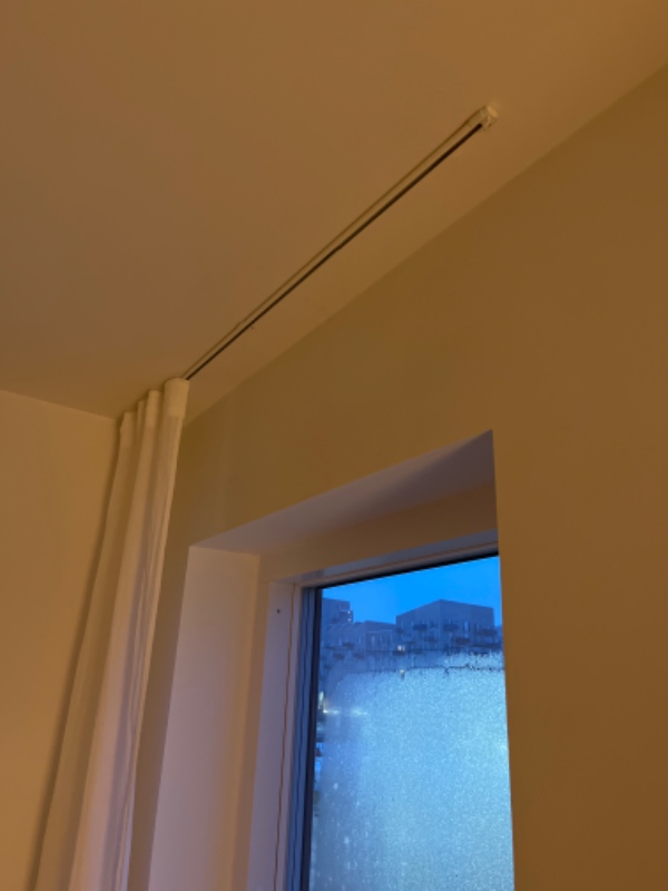 Hjælp til at hænge to lamper op i betonloft og gardin