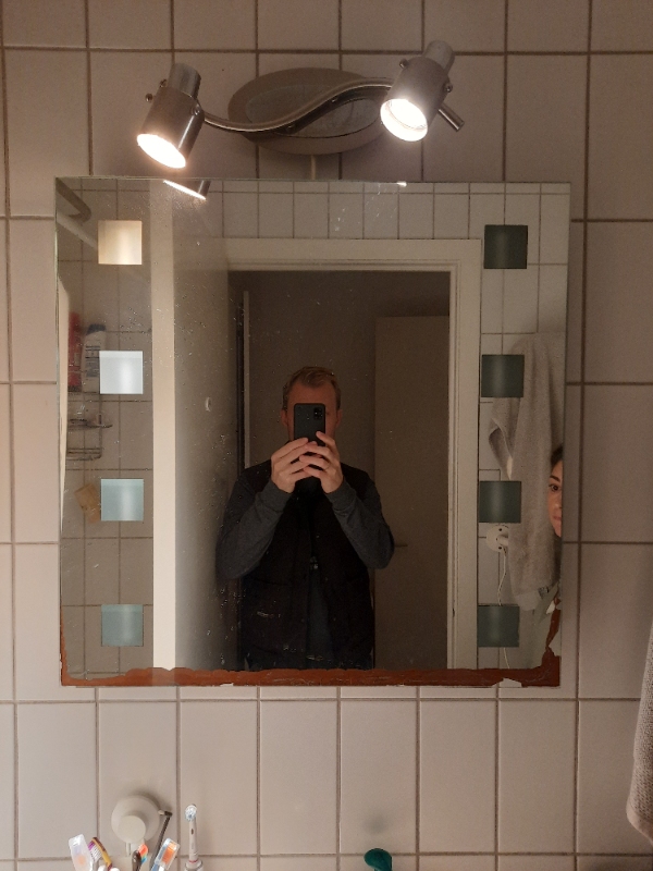 Jeg skal have taget et spejl ned på et badeværelse og hængt et nyt op