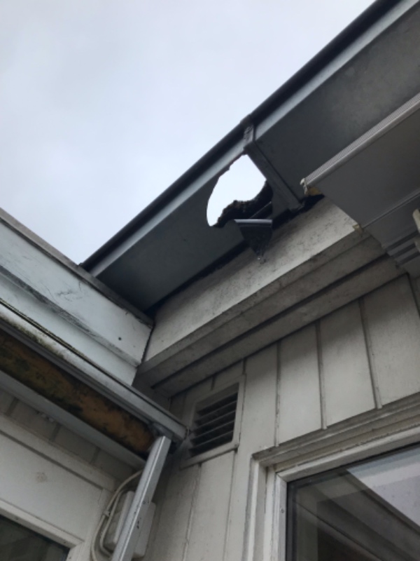 Reparation af tagrende sprængt af fyrværkeri