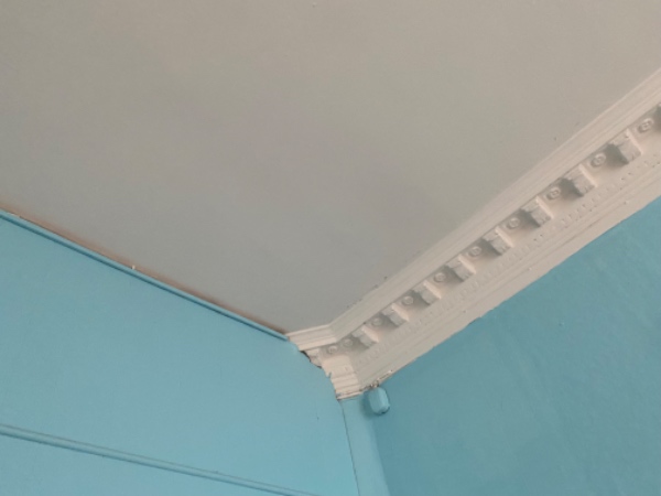 Stuk/gesimser i 5 ud af 6 rum i en lejlighed der er 158 m2.