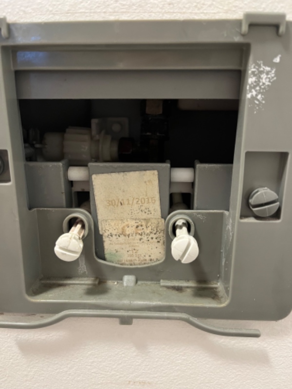 Cisterne, væghængt toilet, plastrørene er utætte, kan det fikses eller skal der ny indmad i?