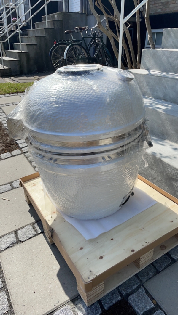 Løft af en nyindkøbt oval grill (vægt 90 kg) der står foran huset op og igennem huset og ud på tera