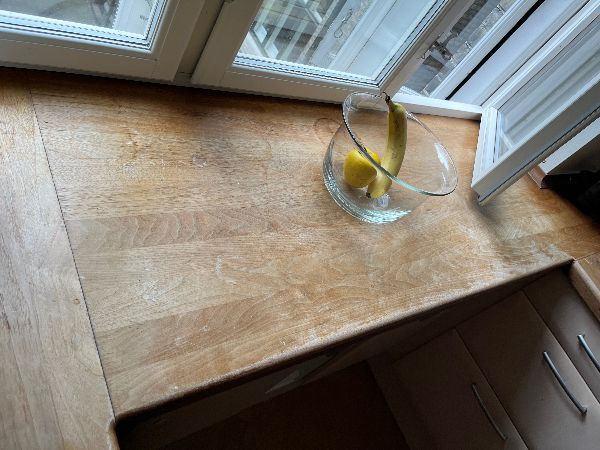 Slebet og lakeret køkkenbordplader