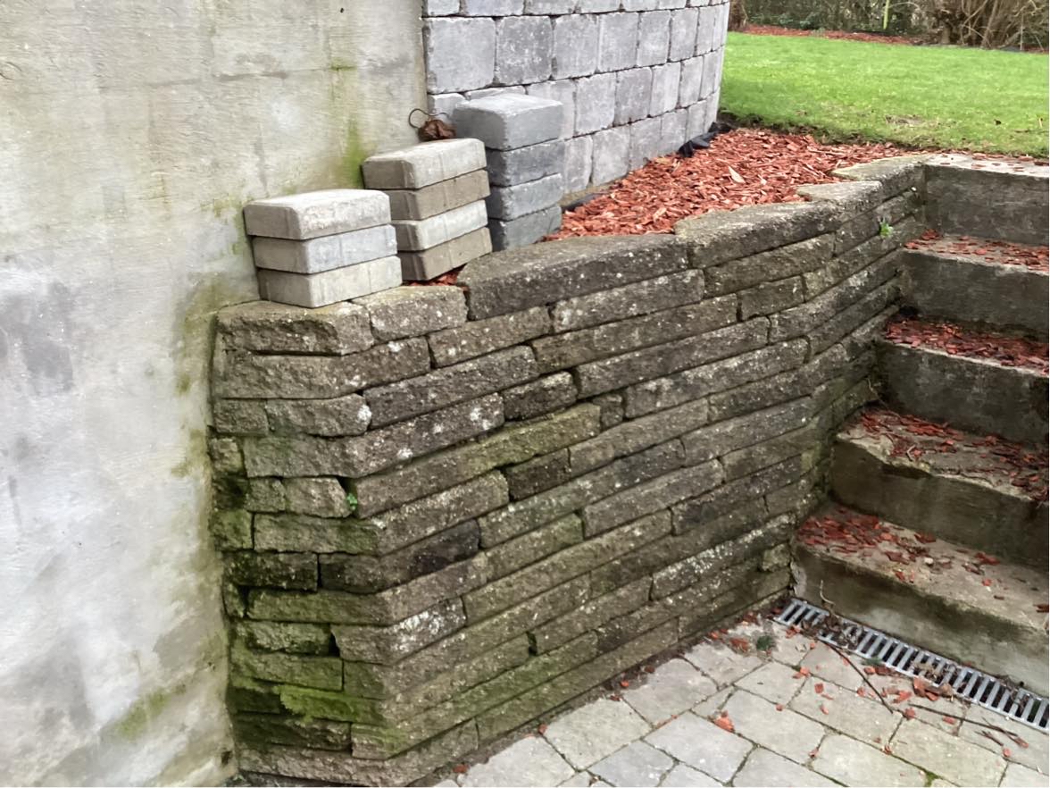 Etablering af støttemur og trappe