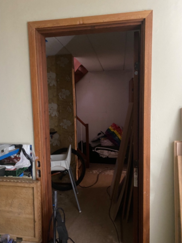 Spartling og opsætning af filt på vægge og luft i 70m2 kælder + trappeopgang