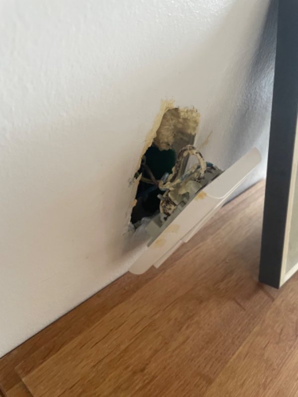 Montering af stikkontakt i væggen