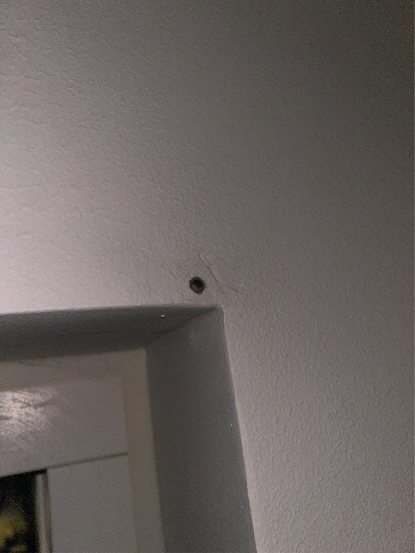 Hjælp til udbedring af huller og ophæng af billede