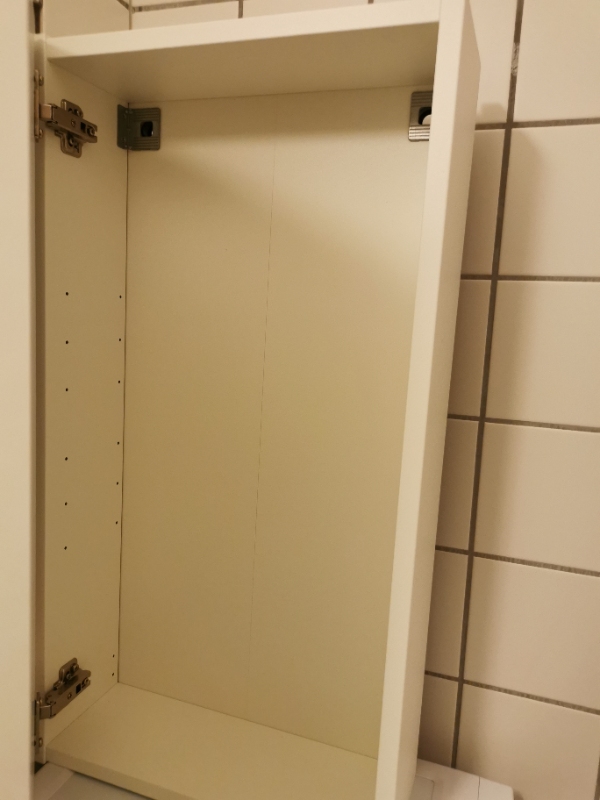 Ophængning af 2 skabe på badeværel. Ophængning af billede i stue. Montering af afløb fra vaskemaskin