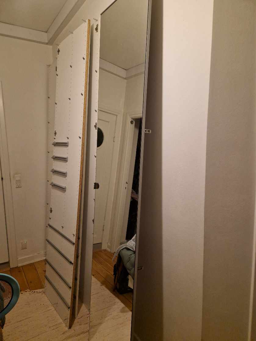 Flytte en tunge kommode, et afmonteret skabe til skrald og aflevering et skrivebord samt en stole til genbrugsbutik