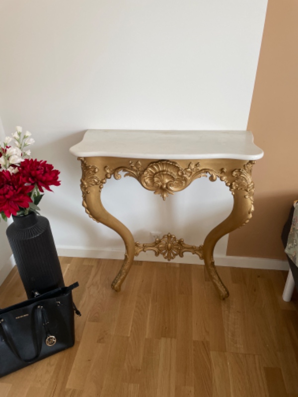 Bordet et hul i en beton væg og skruet en skrue ind til et væg bord. Og boret et hul til billede