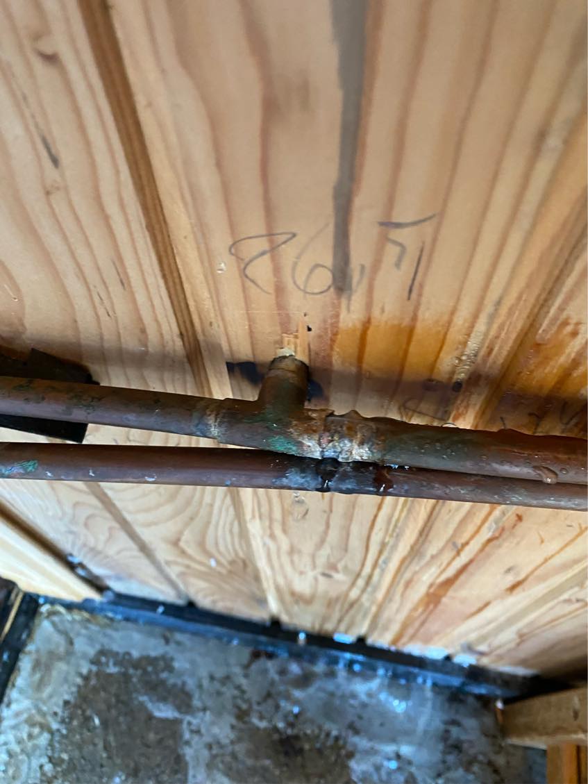 Der er et kobberrør i mit kolonihavehus der er sprunget læk i 2 samlinger.. så vandet løber ud