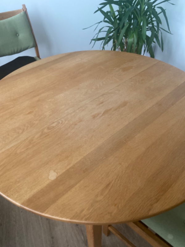 Slibning og oliering af massivt egetræs spisebord - bordplade og stel/ben