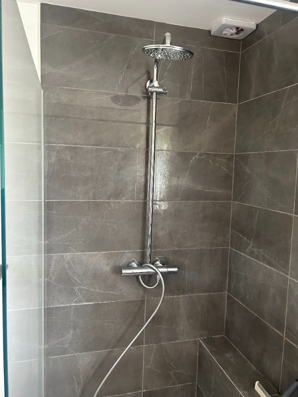 installation ny bruser og nedtagning samt montering ny dobbeltvask med tilhørende møbel