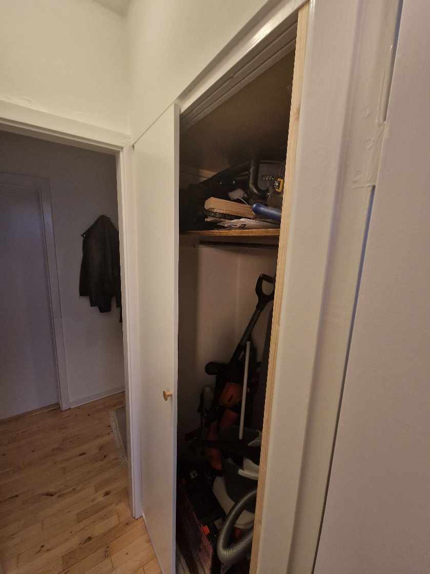 Gardiner, skabslåge, maling af væg