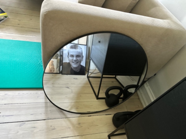 Hjælp til ophæng af to lamper, et spejl og et natbord.