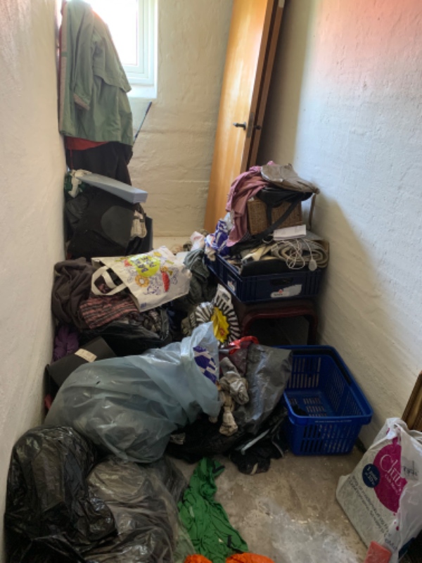 Fjernelse og bortskafning af sække med tøj fra kælderrum
